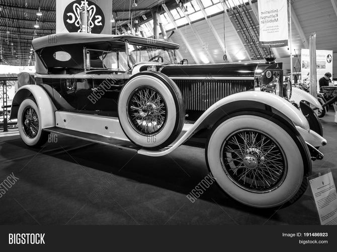 The Best Cars for Food Festivals and Culinary Tours